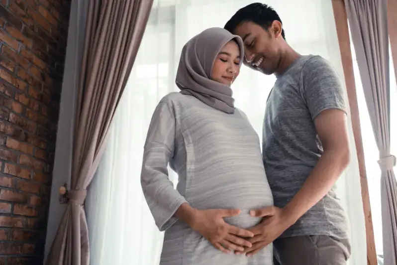 طلاق الحامل وارجاعها وفق التشريع الإماراتي رجل يقوم يارجاع زوجته الحامل