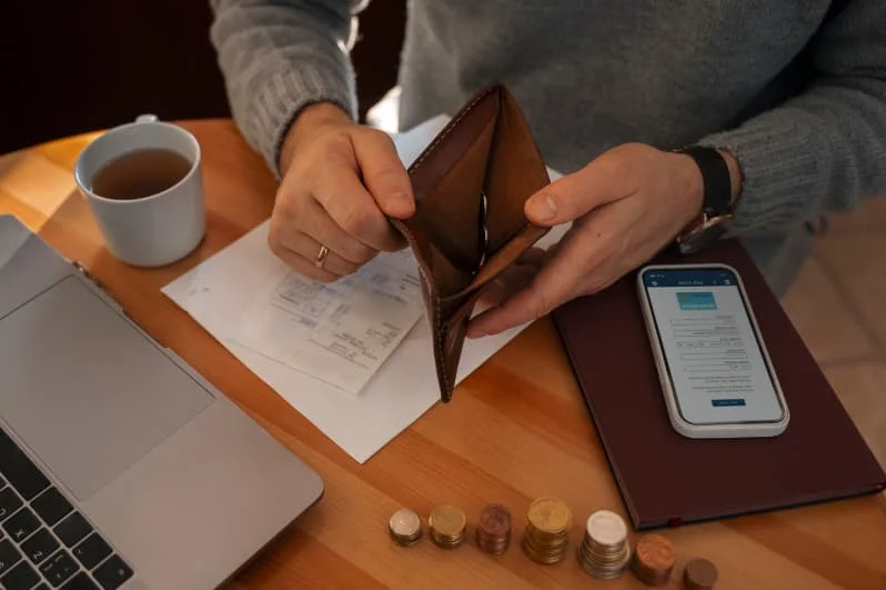 موظف مستاء من تاخير الرواتب في الامارات