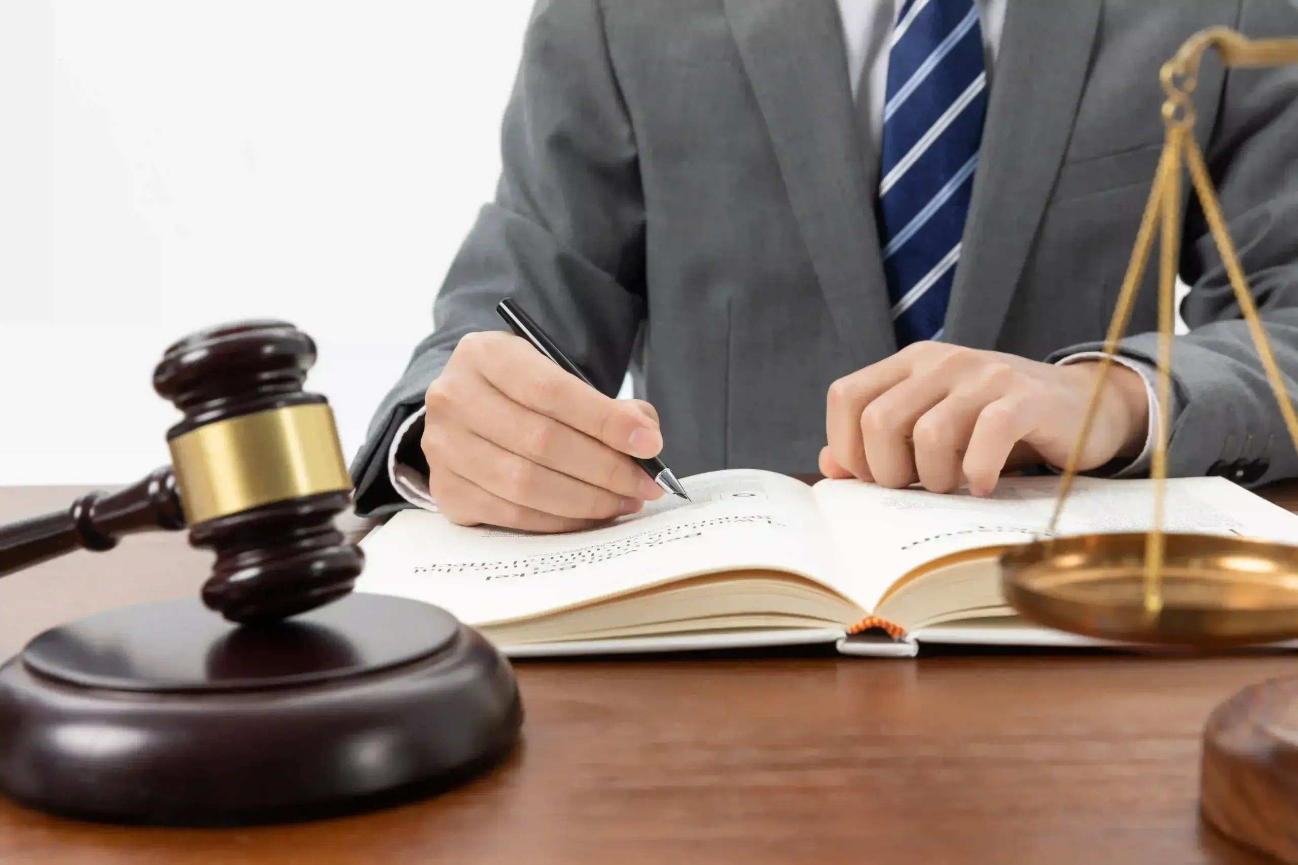 محامي خبير بالتقاضي والترافع في الإمارات - Best Litigation Lawyers in UAE