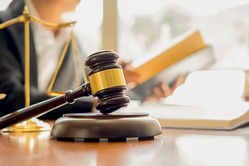 متى تسقط نفقة الزوجة المطلقة في القانون الإماراتي؟ 3 قاضية أو محامية أحوال شخصية ومطرقة القاضي متى تسقط نفقة الزوجة المطلقة في الإمارات